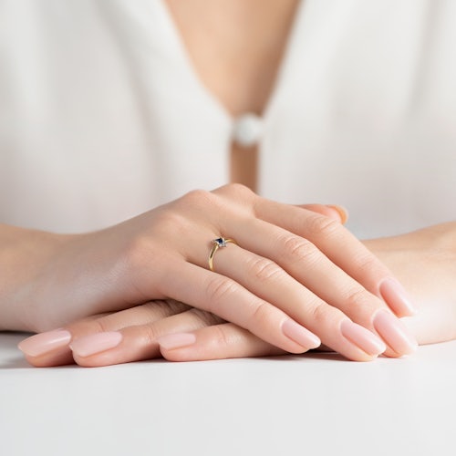 Pierścionek zaręczynowy SAVICKI: dwukolorowe złoto, niebieski szafir, diamenty